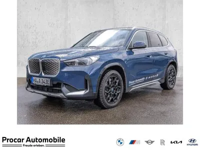 BMW BMW iX1 eDrive20 xLine 20'' AHK PANO DA H/K el.Sitze im Auto Abo von LeasingTime